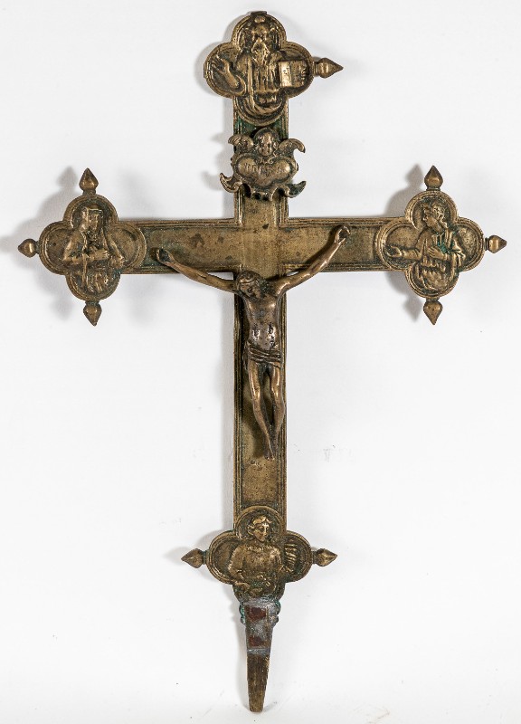Bottega toscana sec. XVII, Croce astile con mezze figure in rilievo