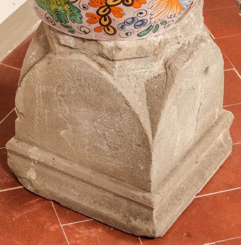 Maestranze toscane sec. XII, Capitello in pietra scolpita