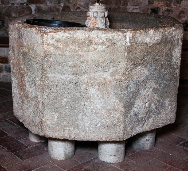 Bottega toscana secc. VI-VIII, Fonte battesimale in pietra otttagonale