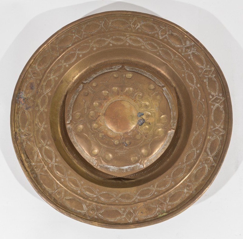 Bottega toscana sec. XVII, Piatto per elemosine con motivi geometrici