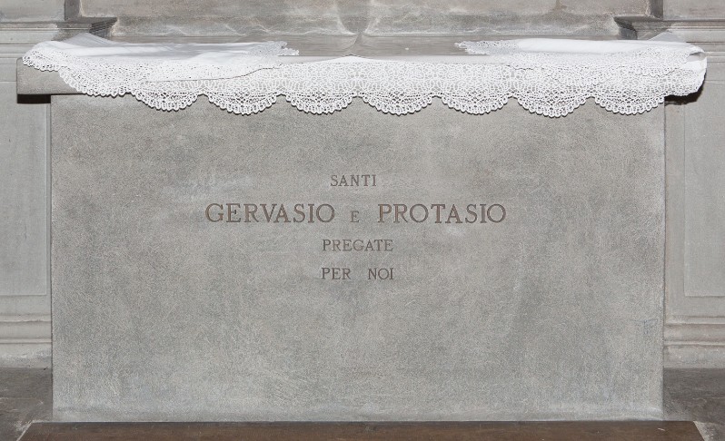 Bottega toscana sec. XX, Altare laterale con iscrizione