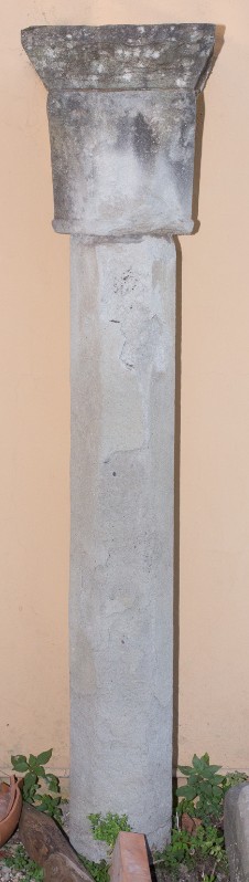 Bottega fiorentina sec. XI, Colonna in pietra con capitello
