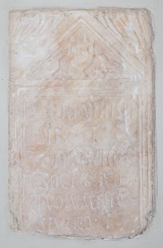 Bottega romana secc. IV-V, Epigrafe tombale gens Volumnia