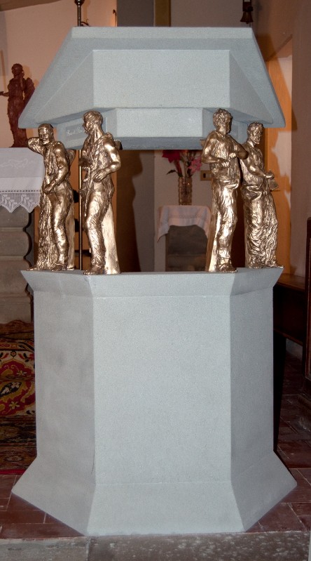 Annibali P. (2008), Ambone in pietra serena e bronzo