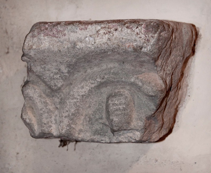 Maestranze toscane sec. VIII, Frammento in pietra scolpita