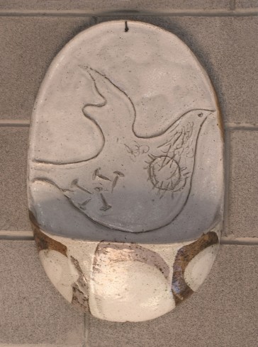 Cipolla Salvatore (1996), Acquasantiera con colomba e simboli della Passione