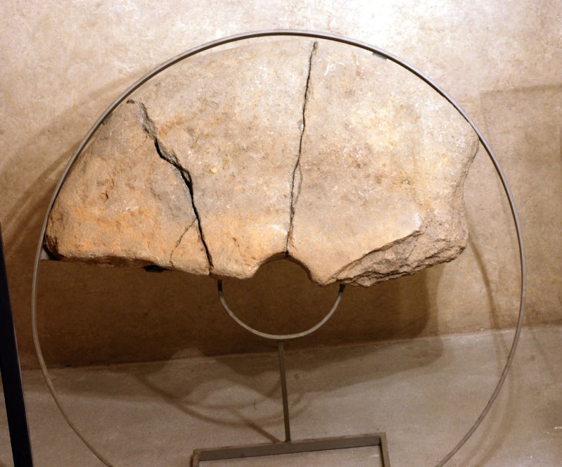 Bottega pratese sec. IX-X, Frammento di macina in pietra arenaria
