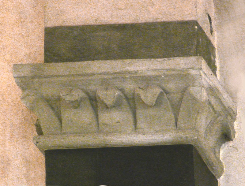 Guido da Lucca (1211-1220), Capitello ornato da foglie d'acqua