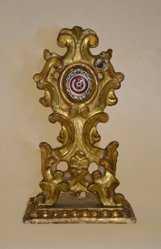 Bottega pratese sec. XVIII, Reliquiario dorato con racemi e volute