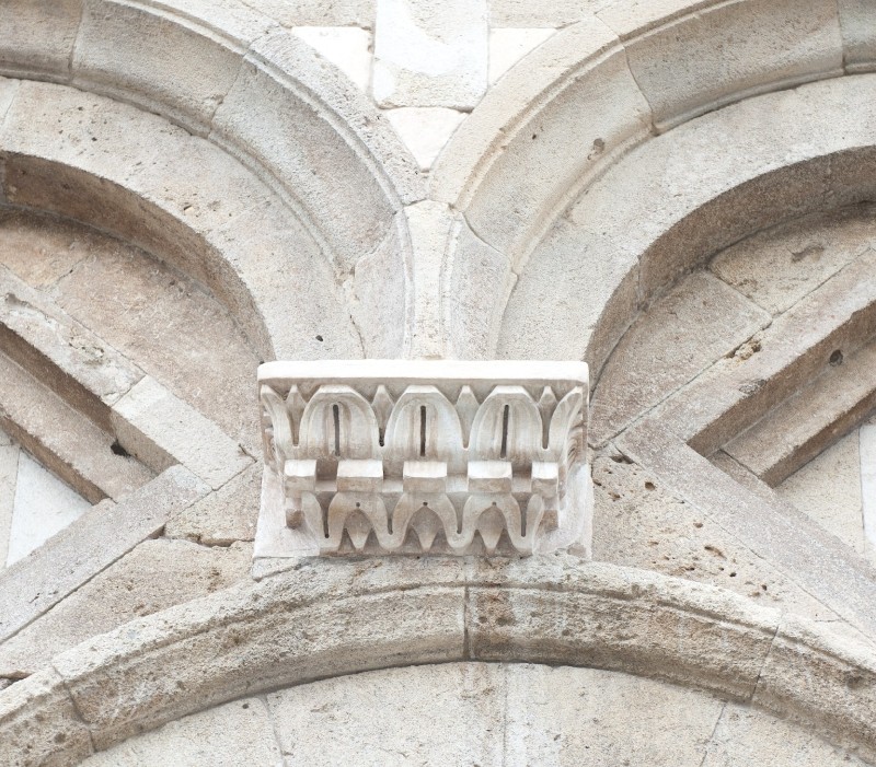 Maestranze pisane sec. XI, Capitello decorato da elementi stilizzati 1/3