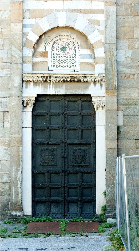 Maestranze pisane sec. XII, Portale marmoreo laterale