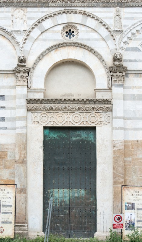 Bottega pisana sec. XII, Portale principale marmoreo