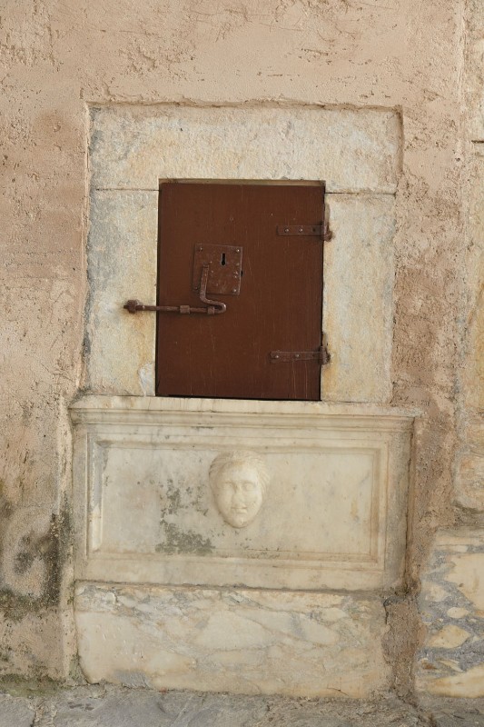 Bott. italiana sec. III-IV, Urna in marmo scolpito raffigurante un volto