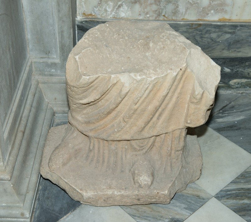 Ambito italiano sec. V, Frammento di statua di figura maschile togata