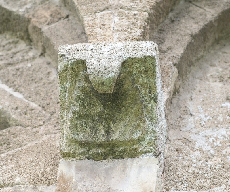 Bottega pisana sec. IX, Mensola figurata con foglia