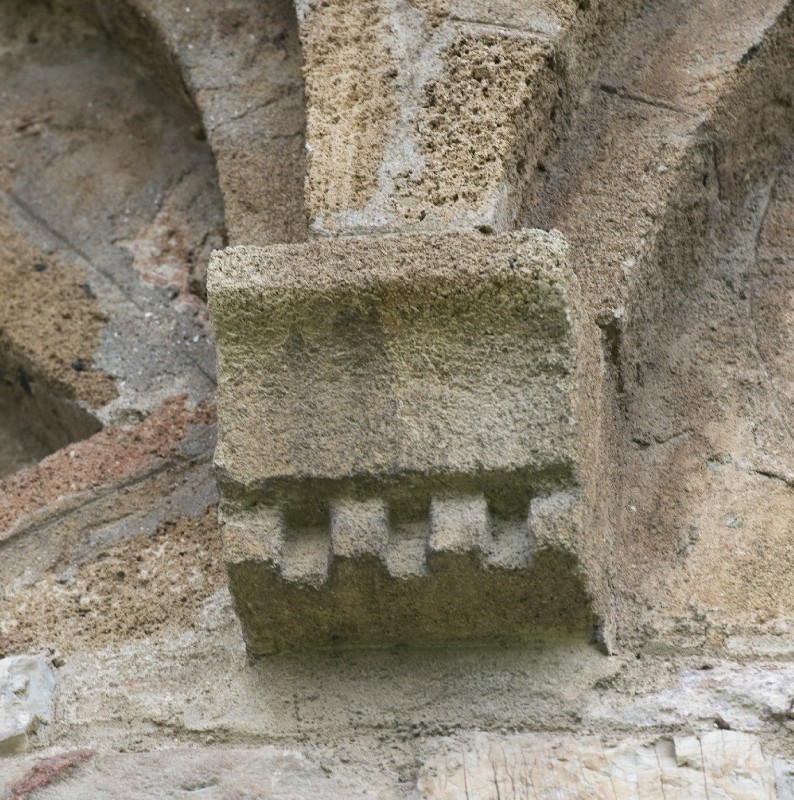 Bottega pisana sec. IX, Mensola figurata con dentelli