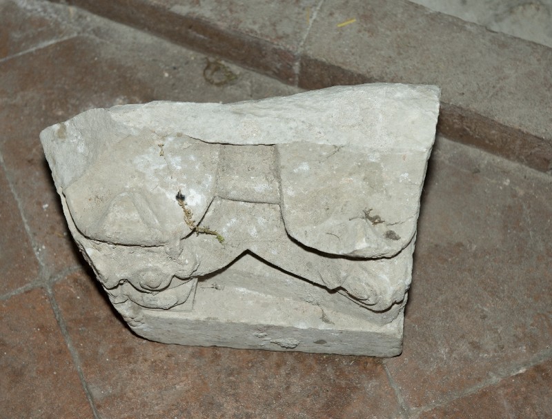 Bottega toscana sec. VIII, Frammento di capitello marmoreo