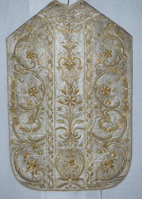 Viesi D. sec. XIX, Pianeta bianca con ricamo dorato