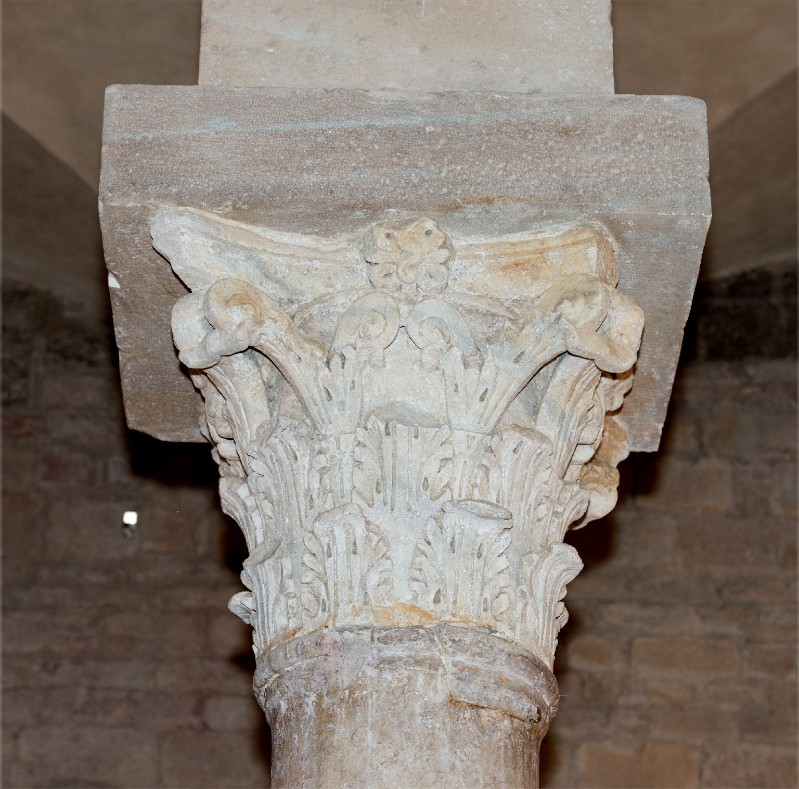 Ambito pisano sec. II, Capitello marmoreo fogliato