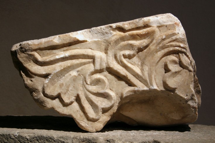 Ambito apuano sec. XII, Capitello a stampella in marmo bianco tralcio vegetale