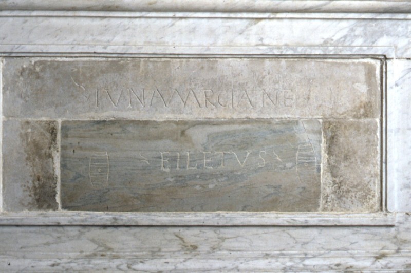 Ambito romano sec. IV, Lapide con doppia cornice modanata