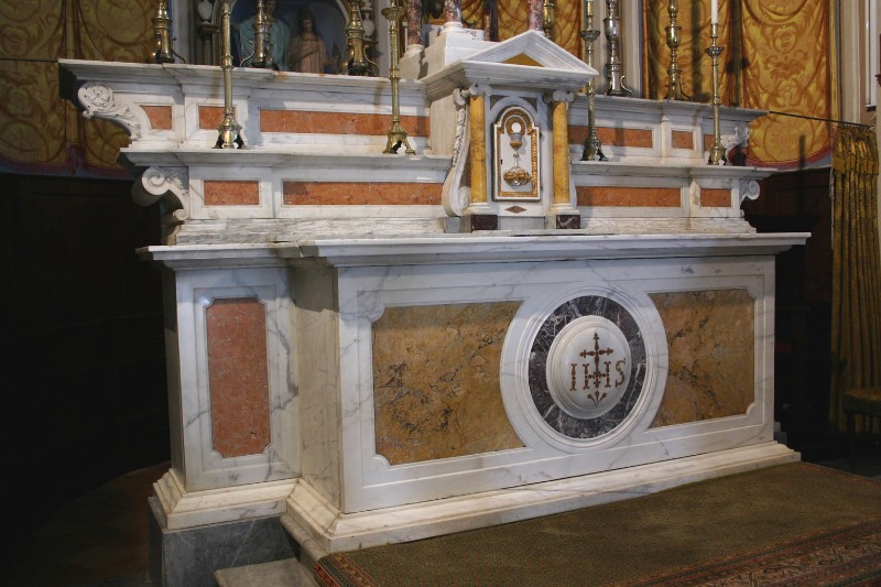 Bottega apuana sec. XX, Altare maggiore con monogramma di Gesù Cristo
