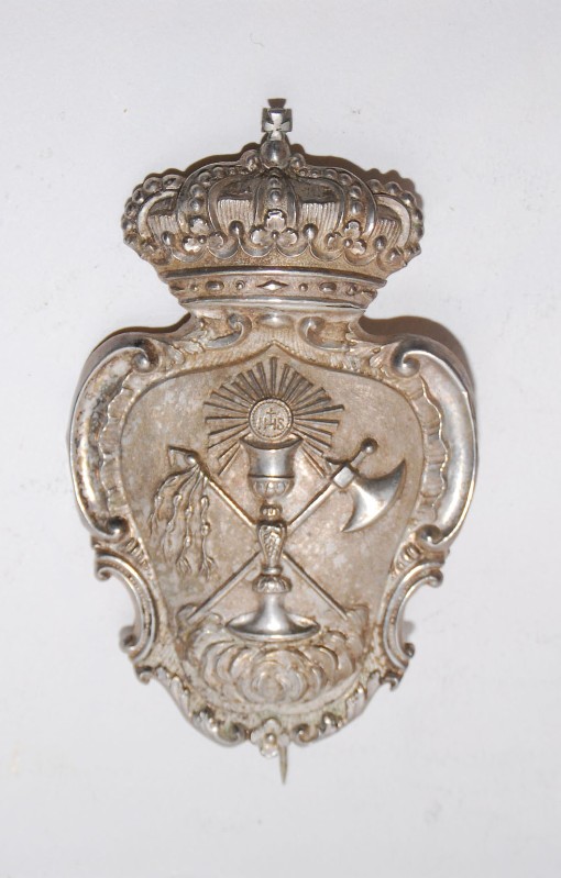 Bott. toscana (1895), Emblema di confraternita profilato da volute