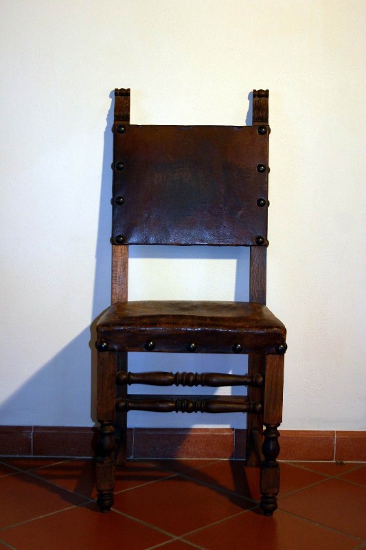 Prod. toscana sec. XIX, Otto sedie con spalliera e seduta in cuoio