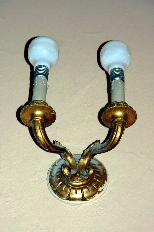 Ambito dell'Italia centrale sec. XX, Otto lampade a parete a due bracci