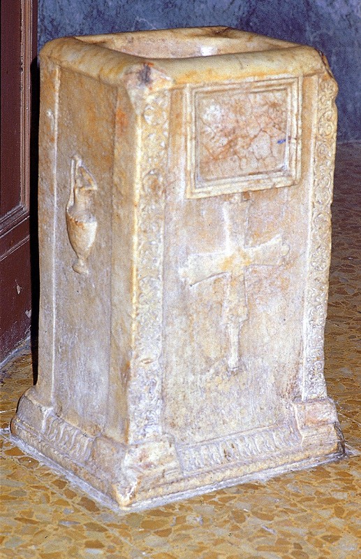 Marmoraio romano sec. II-XVI, Acquasantiera