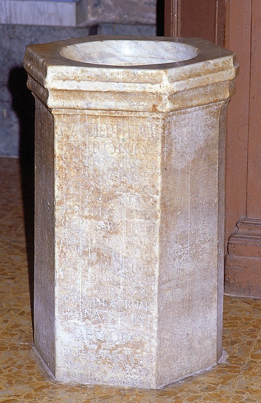 Marmoraio romano sec. III-XVI, Acquasantiera