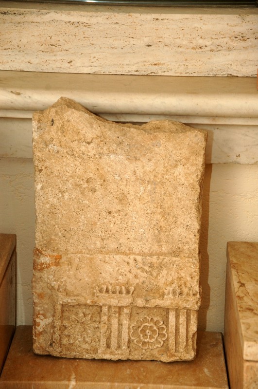 Marmoraio laziale sec. III a. C., Lastra decorata