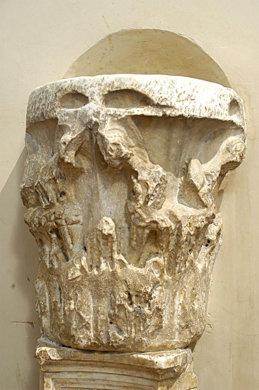 Maestranze romane sec. V, Vasca di acquasantiera