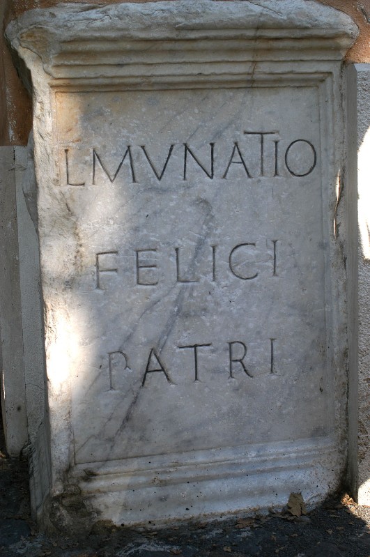 Maestranze romane secc. I-II, Cippo marmoreo con iscrizione