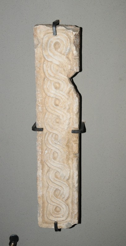Marmoraio romano sec. IX, Frammento scultoreo con trabeazione