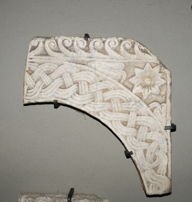 Marmoraio romano sec. IX, Frammento scultoreo con cornice