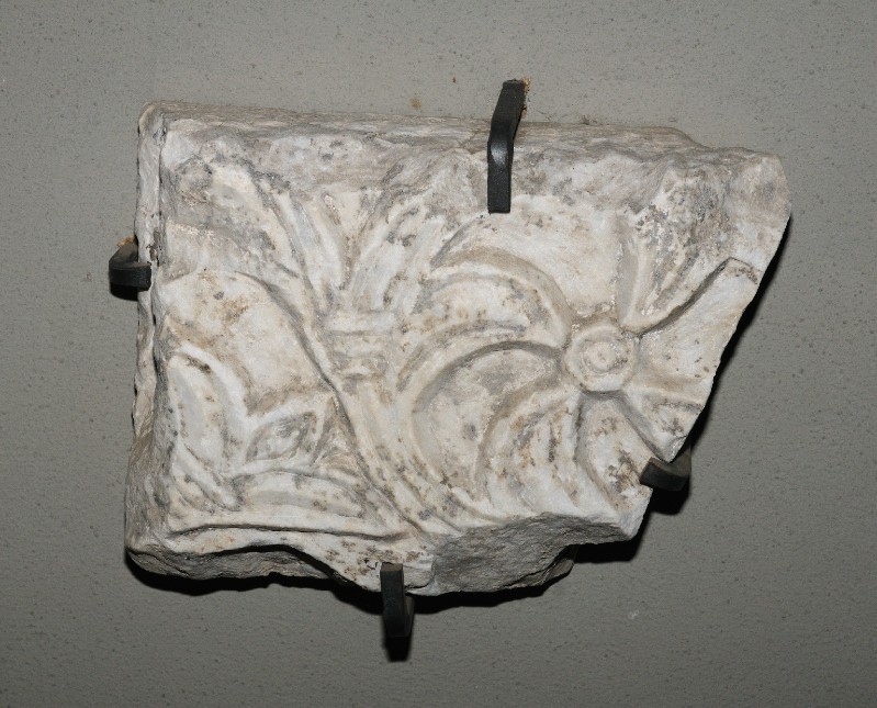 Marmoraio romano sec. IX, Frammento scultoreo con fiore