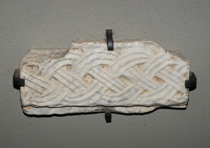 Marmoraio romano sec. IX, Frammento scultoreo con motivo intrecciato