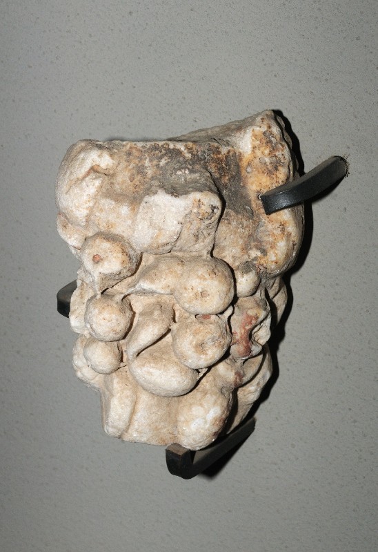 Marmoraio romano sec. III, Frammento scultoreo con cornucopia
