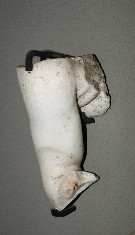 Marmoraio romano sec. III, Frammento scultoreo con braccio