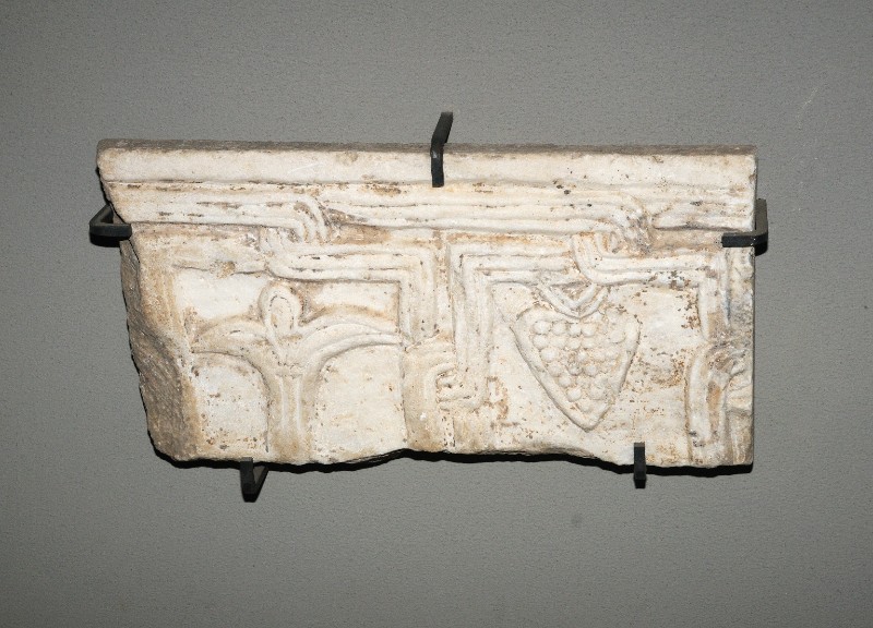 Marmoraio romano sec. IX, Frammento scultoreo