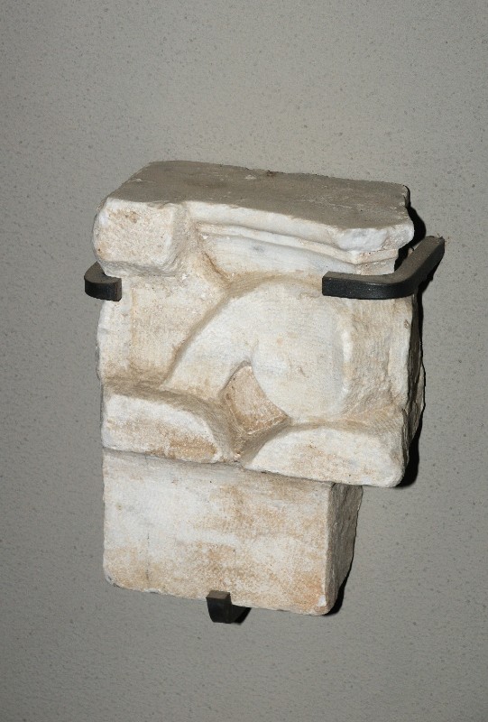 Marmoraio romano sec. III, Frammento scultoreo con cornice