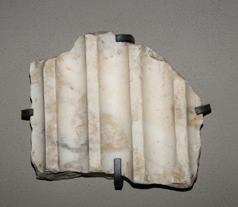 Marmoraio romano sec. IV, Frammento scultoreo scanalato