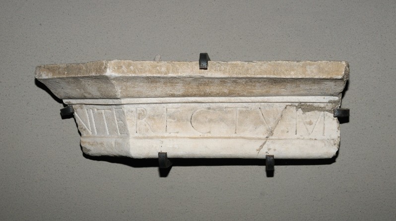 Marmoraio romano sec. III, Frammento di cornice con iscrizione