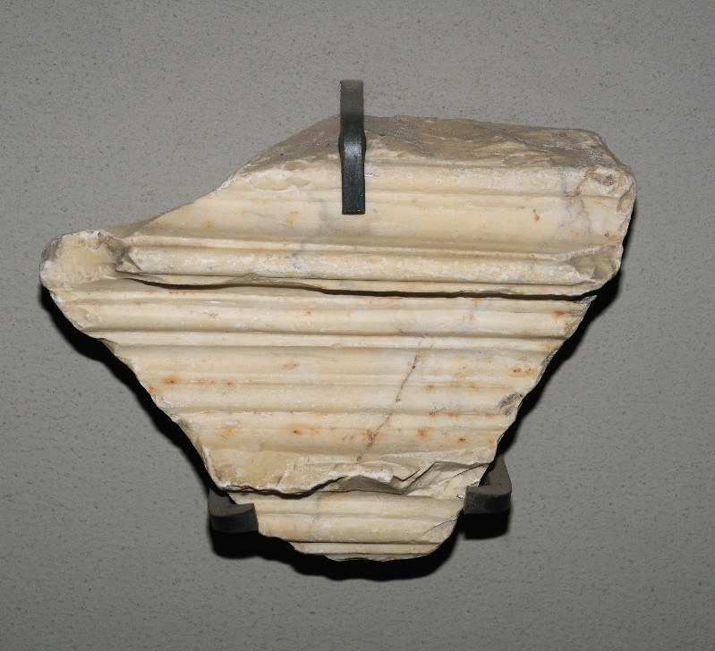 Marmoraio romano sec. III, Frammento scultoreo con capitello