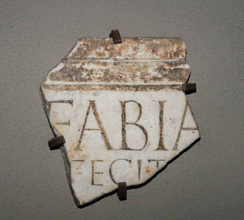 Marmoraio romano sec. III, Frammento di lapide piccola