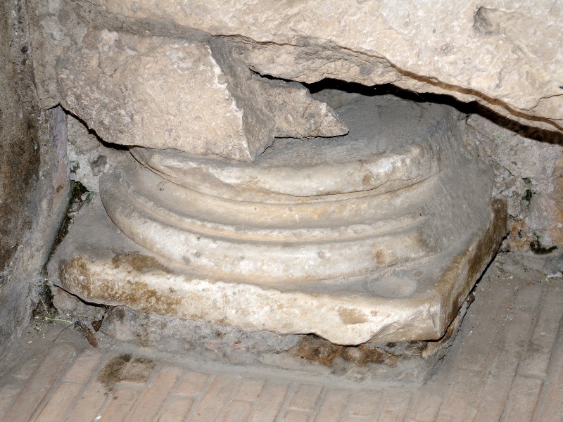 Marmoraio romano sec. V, Base di colonna scolpita