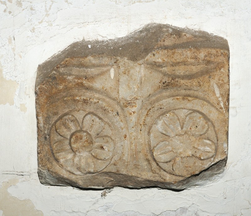 Marmoraio romano sec. IX, Frammento marmoreo con fiori