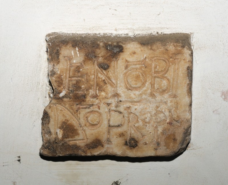 Marmoraio romano sec. IX, Frammento di lapide