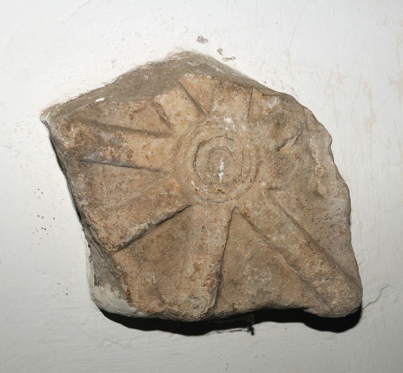 Marmoraio romano sec. IX, Frammento marmoreo con ruota